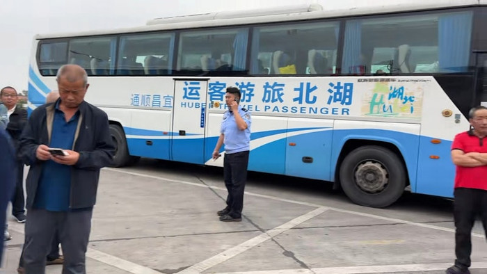 Nam tài xế tuyên bố chưa nhận được tiền vé, bỏ rơi 160 hành khách lớn tuổi giữa đường cao tốc Ảnh 1