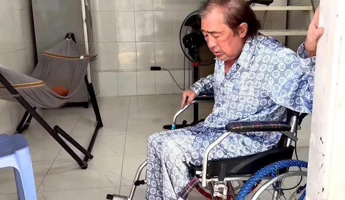 Nam nghệ sĩ trải qua biến cố sức khỏe, giờ phải ngồi xe lăn. (Ảnh sưu tầm)