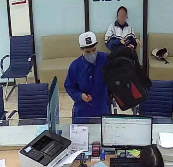 Camera an ninh ghi lại hình ảnh nghi phạm cướp ngân hàng.