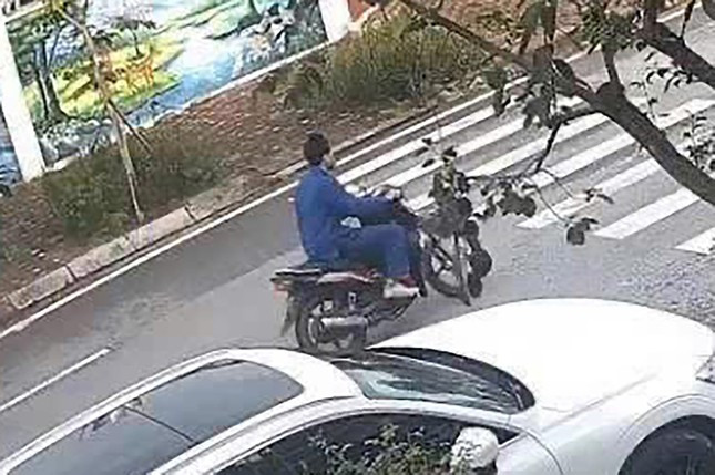 Sau khi thực hiện vụ cướp, nghi phạm rời đi bằng xe máy.