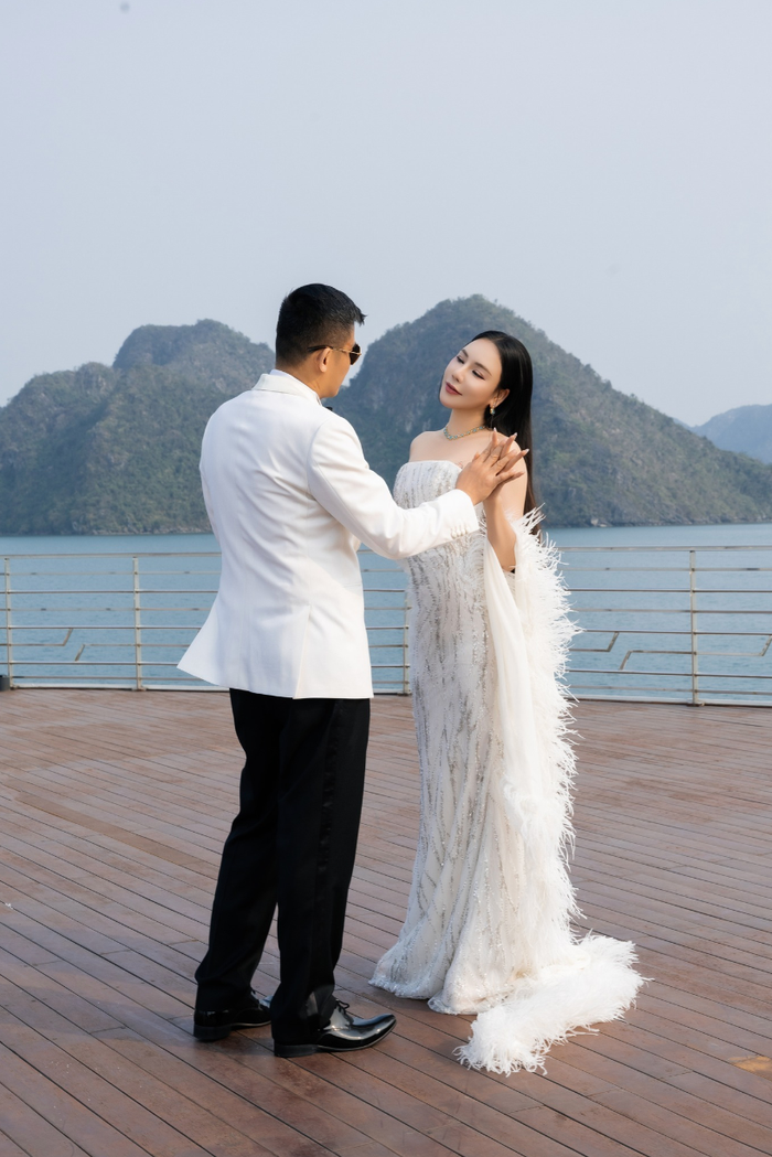 Showbiz 24h: Hồ Quỳnh Hương cho biết vợ chồng cô càng thêm thấu hiểu tình thương, sự hy sinh của bố mẹ kể từ khi có con. Ảnh: FBNV