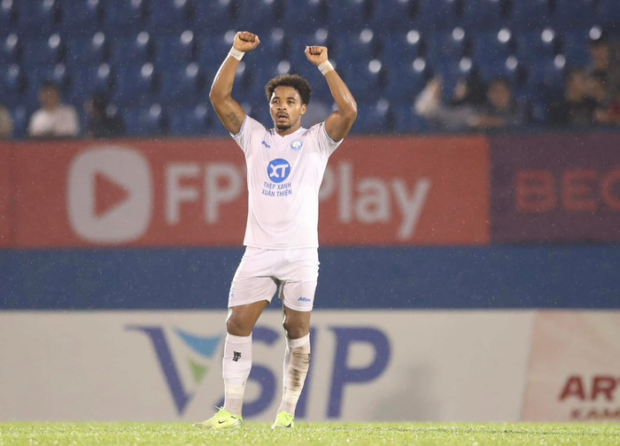 Nguyễn Xuân Son bị người đóng thế vượt mặt ở mùa giải năm nay. Ảnh: CLB Nam Định