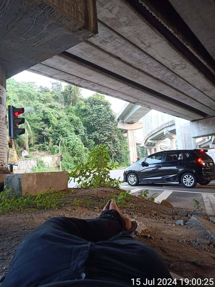 Người đàn ông sống vô gia cư, tìm kiếm thức ăn thừa suốt 9 năm Ảnh 1