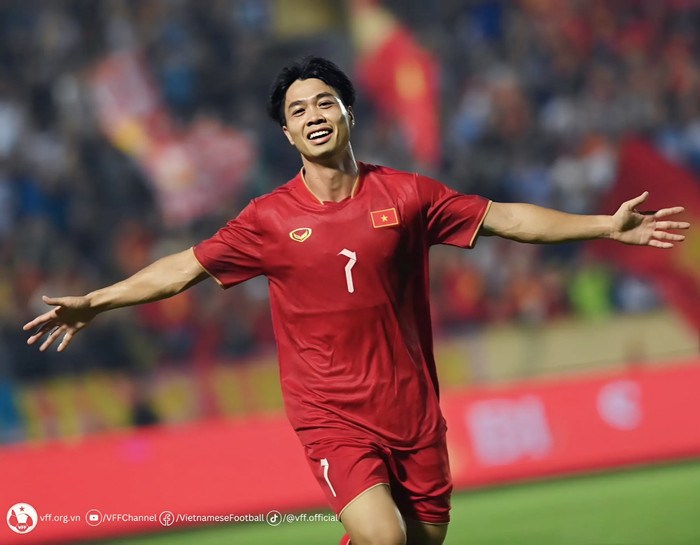 HLV Kim Sang Sik đang đối diện với nhiều khó khăn trước trận đối đầu với Malaysia dù Công Phượng trở lại. Ảnh: VFF