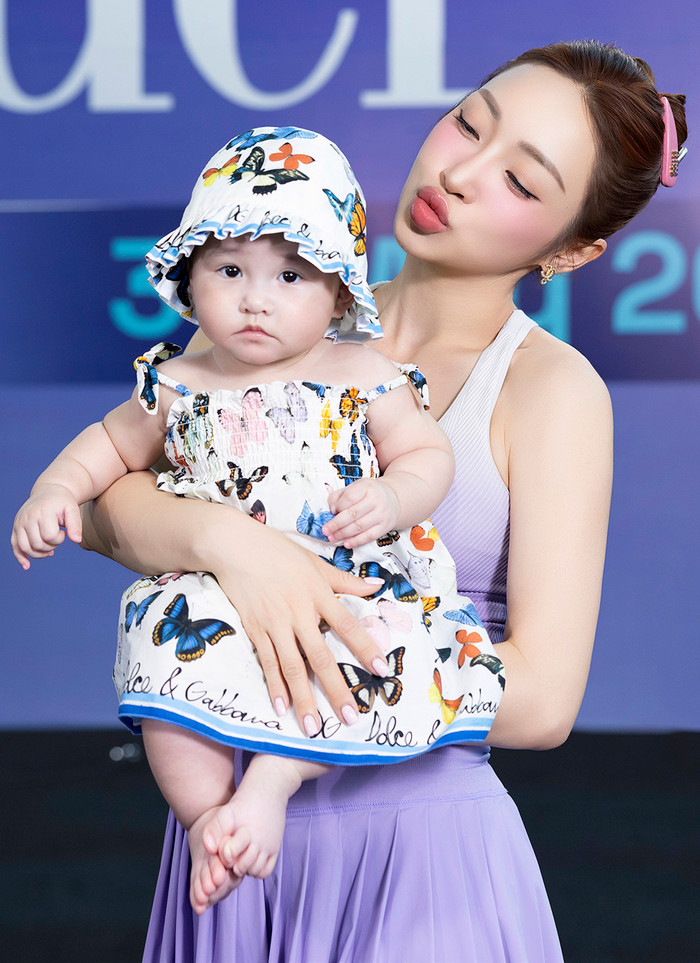 Vợ Chi Bảo còn khoe khoảnh khắc đáng yêu bên con gái. 