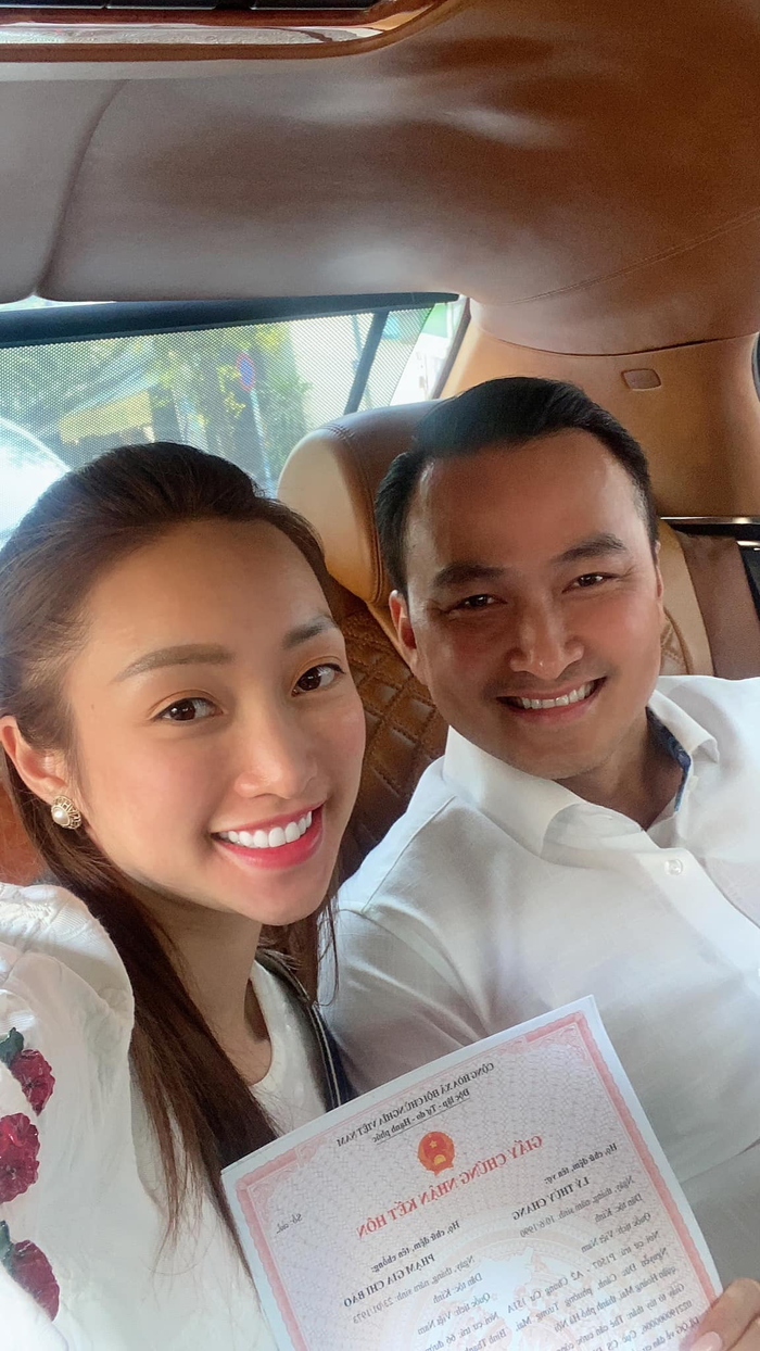 Chi Bảo và Lý Thùy Chang đăng ký kết hôn hồi năm 2021.
