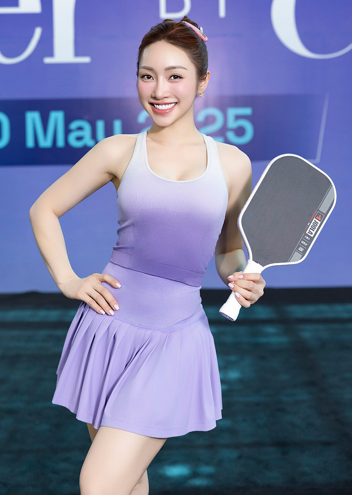 Vợ Chi Bảo khoe khoảnh khắc diện váy ngắn chơi pickleball.
