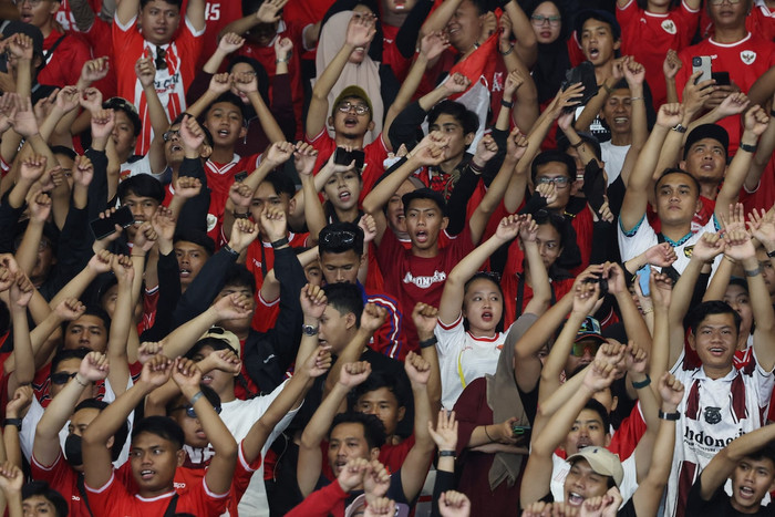 CĐV Indonesia rất cuồng nhiệt tại sân Gelora Bung Karno. Ảnh: Reuters