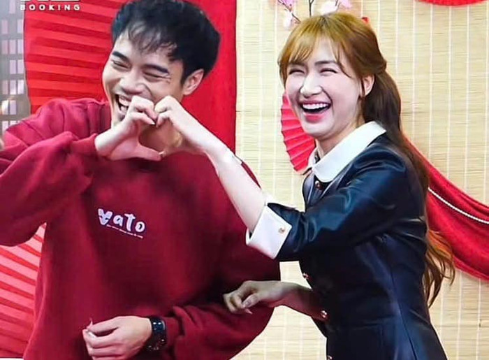 Hòa Minzy từng hỗ trợ Văn Toàn trong phiên livestream bán hàng của anh chàng. Sau đó nam cầu thủ cho biết bạn thân đã nhận lời giúp đỡ miễn phí cho dự án công việc này. Ảnh: FBNV