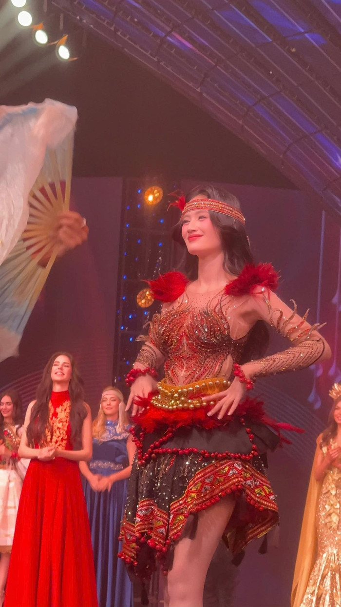 Hoa hậu Ý Nhi diện trang phục Vũ Điệu Đại Ngàn ở phần Opening Dance.