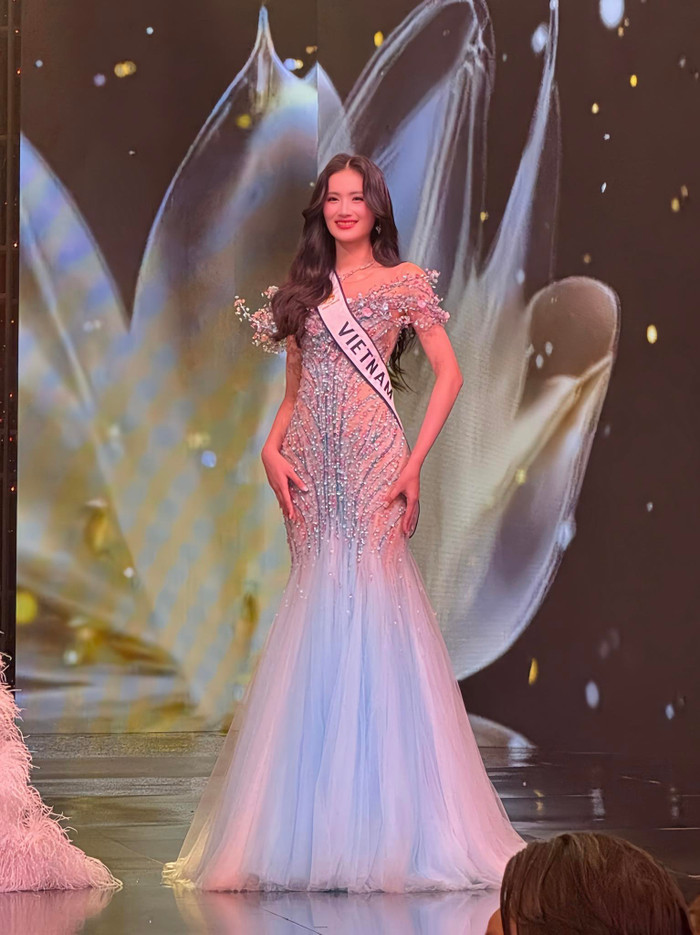 Trước khi bước vào đêm chung kết Miss World 2025, vị trí của Hoa hậu Ý Nhi tại các bảng dự đoán khá thất thường. (Ảnh: FBNV)