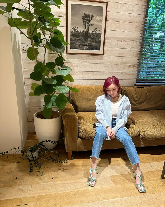 Nữ ca sĩ nổi tiếng một thời bị bắt gặp làm nhân viên quán rượu (Ảnh: Google).