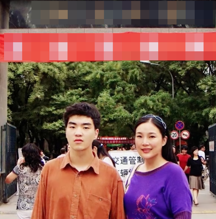 Chồng ly hôn vì sinh con trai bị bại não, người mẹ đơn thân nhận 'trái ngọt' sau hàng chục năm Ảnh 1