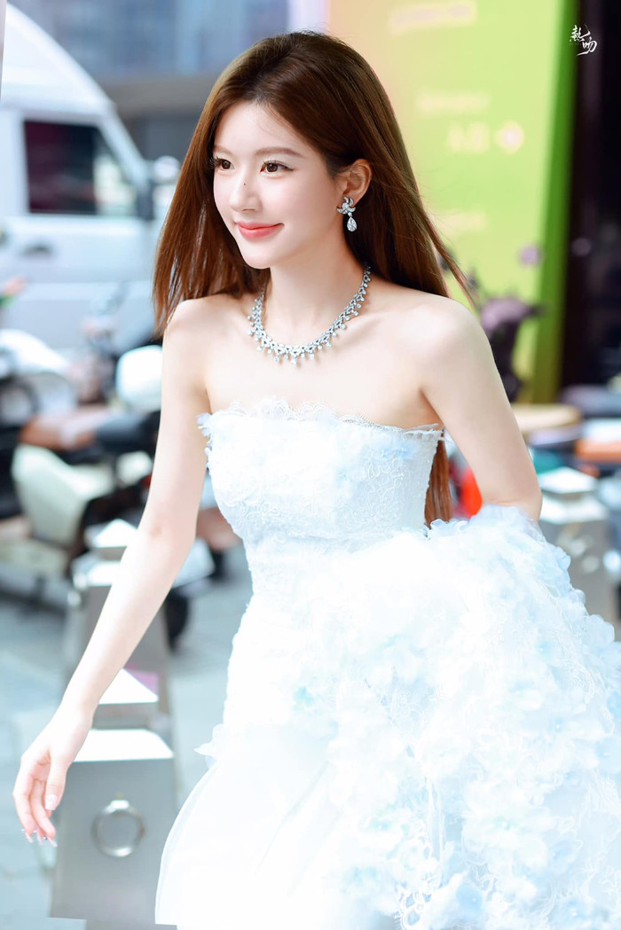 Triệu Lộ Tư mặc váy cưới trong bộ phim Hãy Để Tôi Tỏa Sáng. Ảnh: Weibo