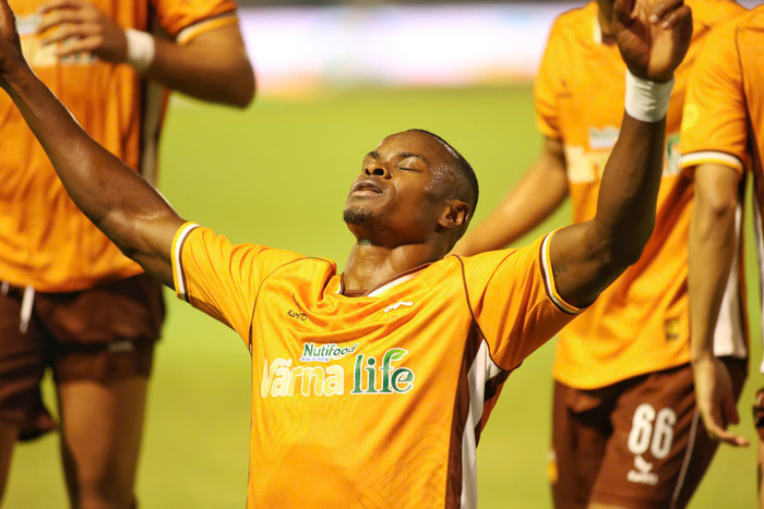 Mặc dù HAGL đã có khởi đầu tốt với bàn thắng mở tỷ số, nhưng đội bóng này đã để thua ngược Bình Định với tỷ số 1-2 trong một trận đấu có nhiều tình huống VAR gây tranh cãi. Ảnh: Linh Hùng