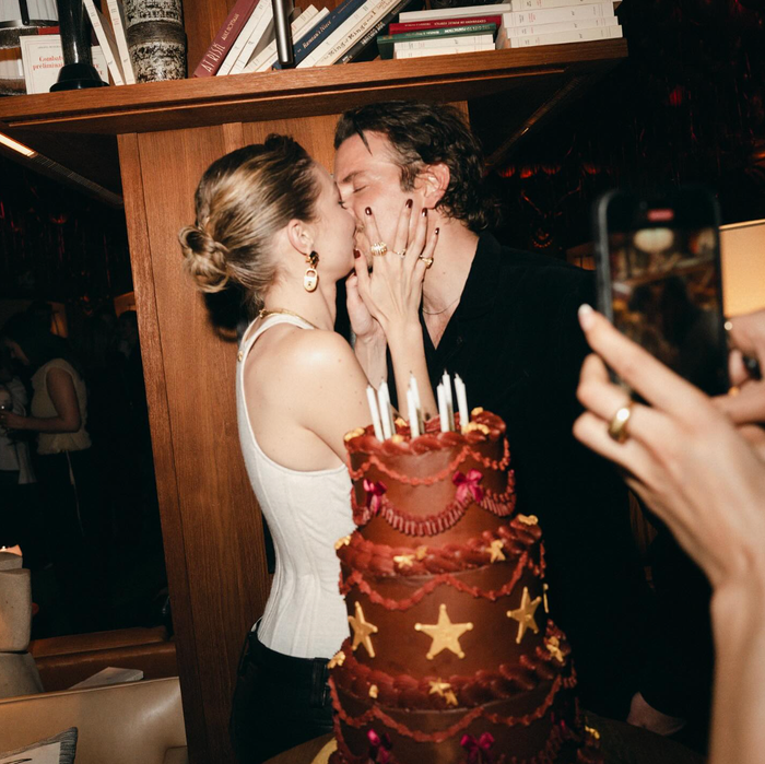 Việc người mẫu Gigi Hadid công khai ảnh hôn bạn trai được cho là hành động công khai chuyện tình cảm. Ảnh: IGNV