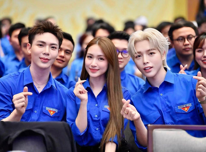 Đức Phúc, Hoà Minzy và ERIK góp mặt trong đoàn đại biểu thanh niên tham dự chương trình Thủ tướng Chính phủ đối thoại với thanh niên Việt Nam năm 2025. Ảnh: FBNV