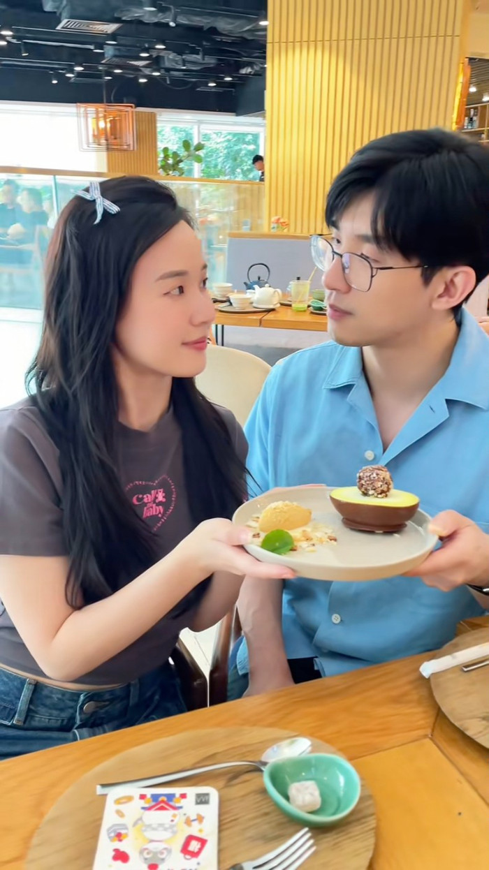 Chồng Midu dành ánh mắt đong đầy tình cảm cho vợ khi cùng đối phương 'đu trend' để quay video. Ảnh: TikTok Nhân vật