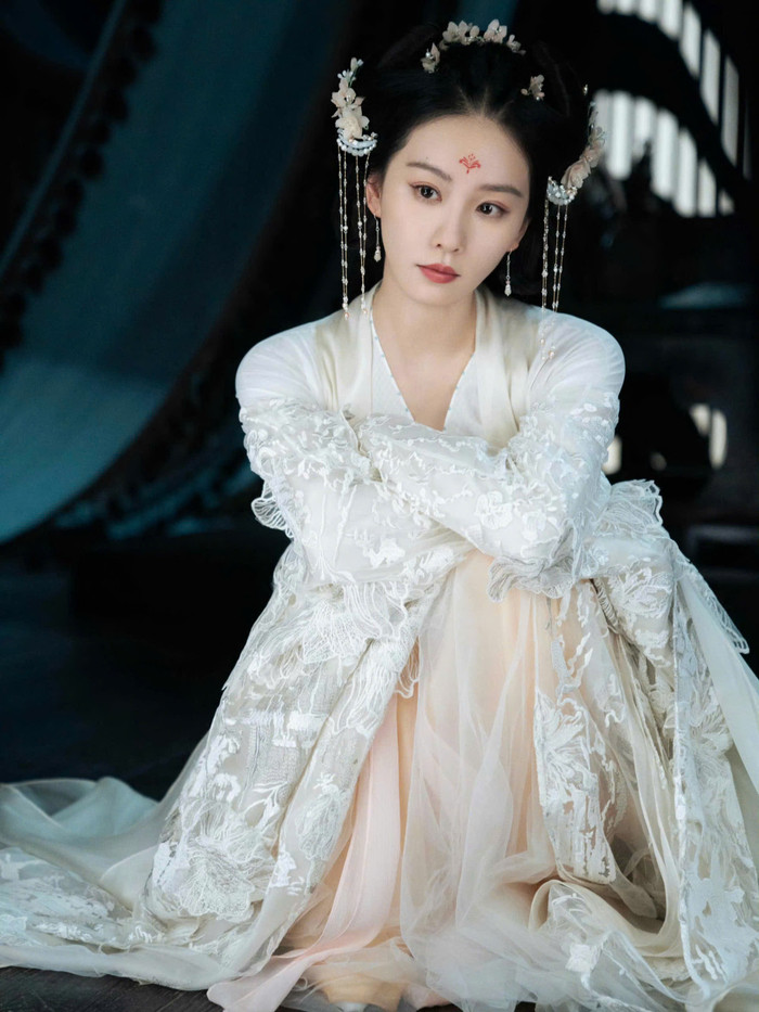 Lưu Thi Thi, người từng được tôn vinh là “tiên tử thanh thuần” lần này lại bị đẩy vào tâm điểm của cuộc chiến truyền thông - nơi dung mạo không còn đủ che lấp một kịch bản lỏng lẻo và dàn dựng cẩu thả.