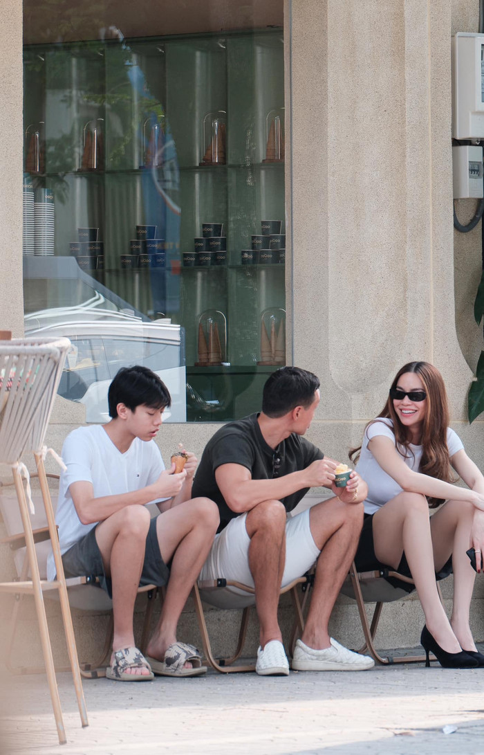 Hồ Ngọc Hà vui mừng khi có Kim Lý thấu hiểu, ở bên cạnh con trai vào trong thời điểm cô và Cường Đô La khó có thể nói chuyện với quý tử. Ảnh: FBNV