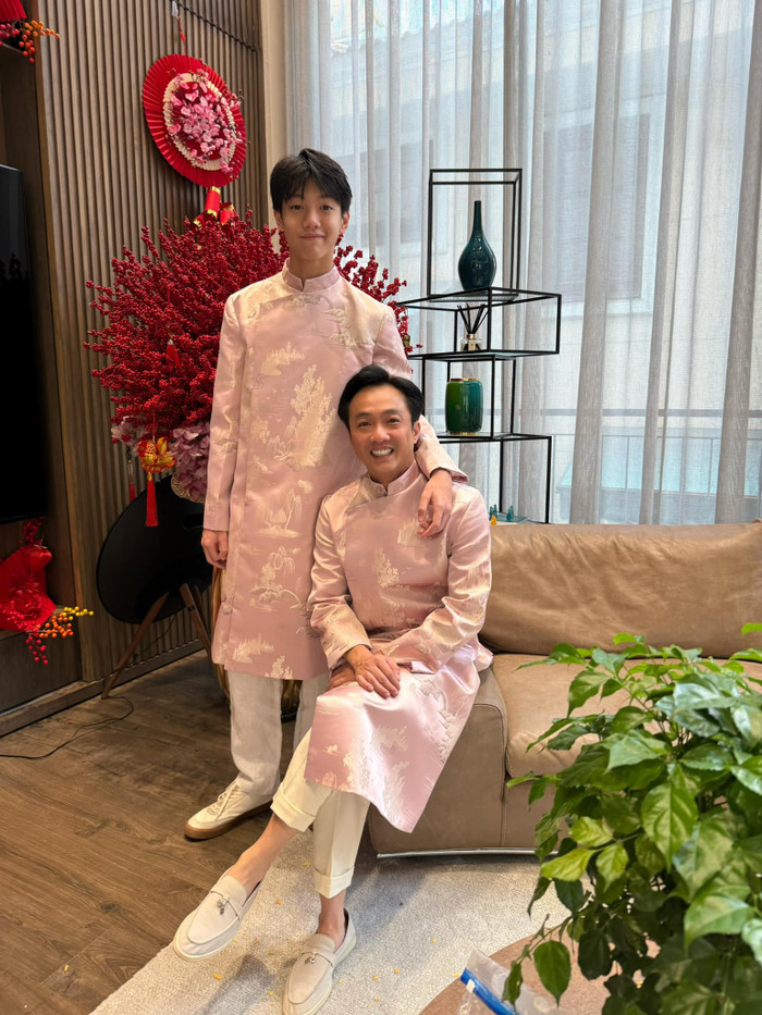 Cường Đô La vui vẻ chụp ảnh cùng Subeo trong dịp Tết Nguyên đán. Ảnh: FBNV