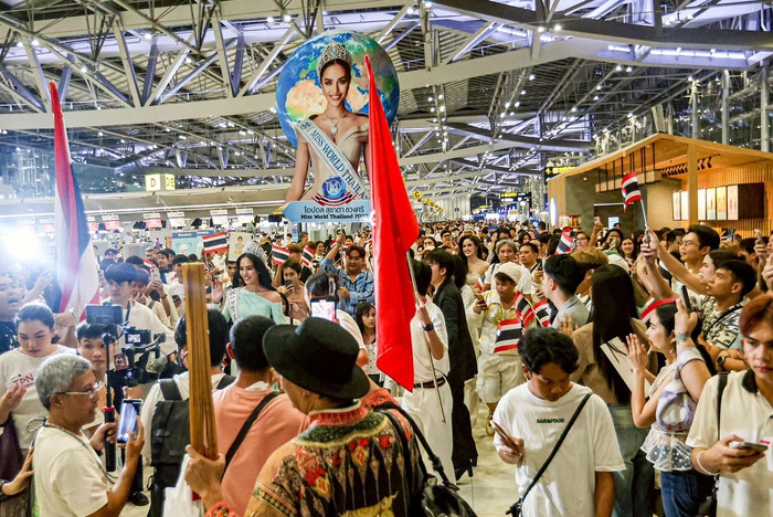 Khung cảnh công chúng vây kín Opal tại sân bay khiến fan sắc đẹp thế giới choáng ngợp. 'Đối thủ' Ý Nhi được biết rộng rãi khi đăng quang Hoa hậu Hoàn vũ Thái Lan vào năm ngoái và đại diện quốc gia dự thi Hoa hậu Hoàn vũ. Ở đấu trường đó, Opal xuất sắc mang về cho Thái Lan vương miện Á hậu 3. 