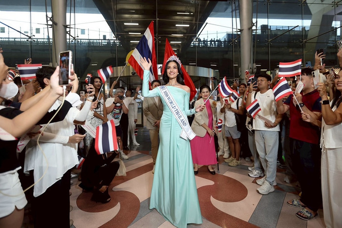Tại sân bay, 'đối thủ' Ý Nhi được hàng nghìn khán giả săn đón. Nhiều người đã chờ đợi sẵn từ trước để tiễn Opal lên đường thuận lợi, mang vương miện xanh về cho quê nhà. 