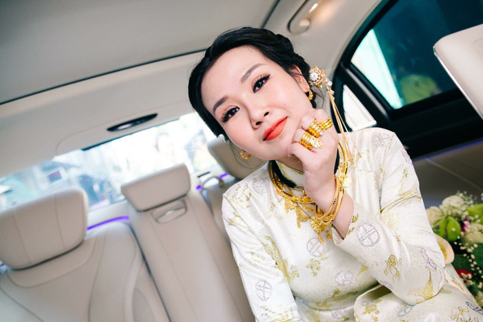 Võ Hạ Trâm được nhà chồng tặng nhiều trang sức bằng vàng trong ngày cưới.