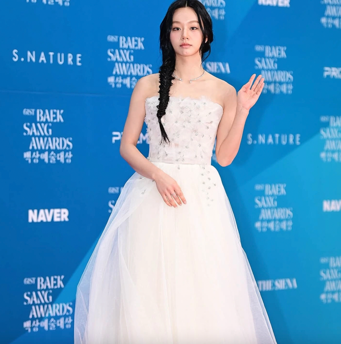 IU - Hyeri đọ sắc: Ai mới là 'nàng thơ' thảm đỏ Baeksang? Ảnh 4