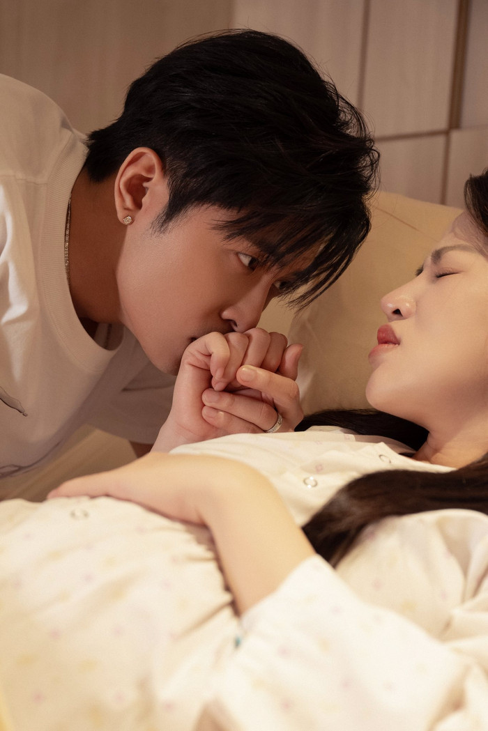 Puka được chồng đồng hành trong quá trình chuyển dạ sinh con. (Ảnh FBNV)