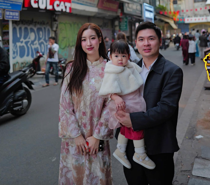 Gia đình nhỏ của Đỗ Mỹ Linh chụp ảnh vào dịp Tết Nguyên đán năm nay. Ảnh: FBNV