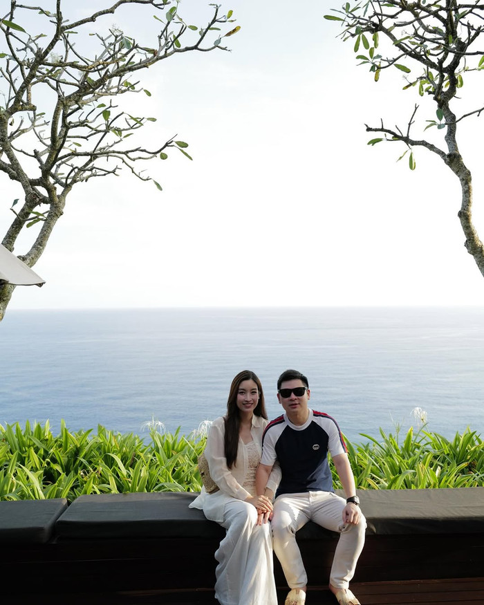 Đỗ Mỹ Linh và chồng ngọt ngào như thuở mới yêu. Ảnh: IGNV