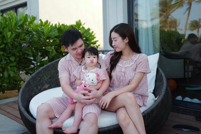 Vợ chồng Đỗ Mỹ Linh vui vẻ chụp ảnh cùng con gái. Ảnh: FBNV