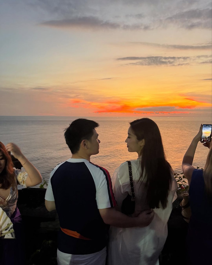 Vợ chồng Đỗ Mỹ Linh cùng nhau ngắm nhìn hoàng hôn. Ảnh: FBNV