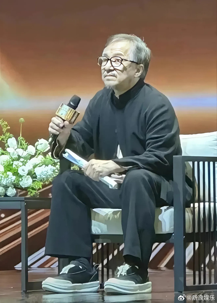 Lần xuất hiện gần đây của Thành Long gây chú ý vì vẻ ngoài lộ rõ dấu hiệu tuổi tác. (Ảnh Sina)