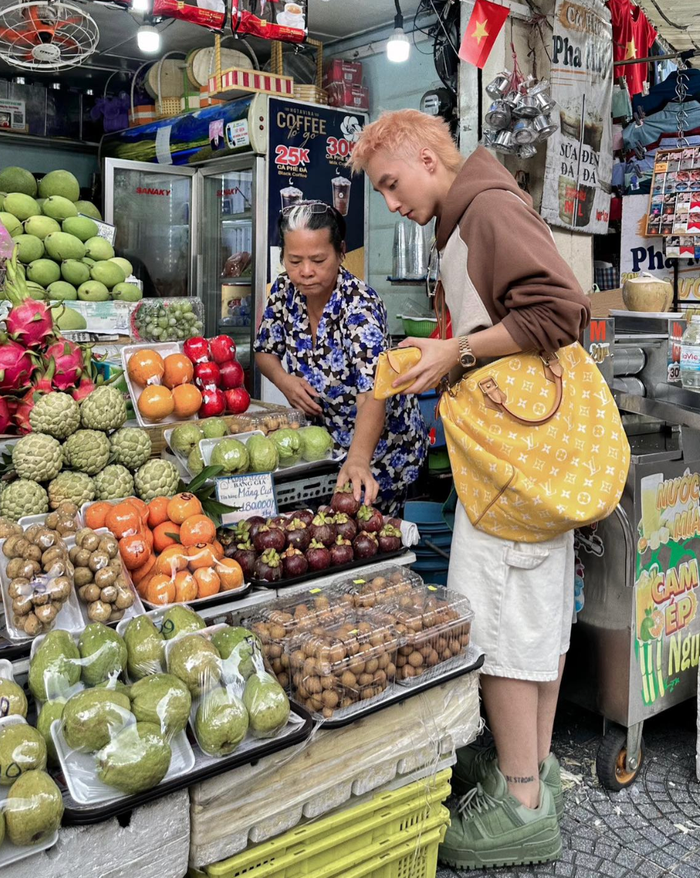 Showbiz 24h: Khoảnh khắc Sơn Tùng ghé mua trái cây tại chợ Bến Thành gây sốt cõi mạng. Ảnh: FBNV