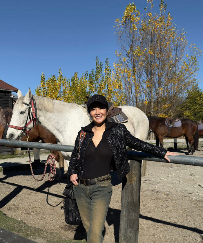 Xuyên suốt hành trình điều trị ung thư, Hồng Nhung vẫn giữ tinh thần lạc quan, tích cực. (Ảnh: FBNV)