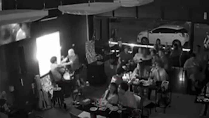 Nam ca sĩ bị đánh rách môi khi đang hát, đoạn clip ghi lại sự việc ai xem cũng phẫn nộ Ảnh 1