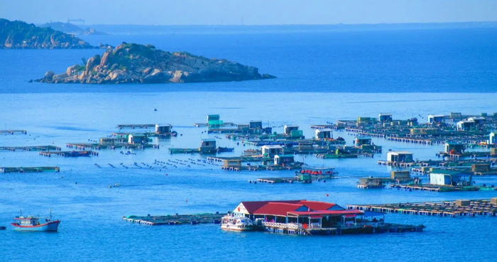 Hình ảnh tại Vịnh Vĩnh Hy, một địa điểm du lịch được nhiều du khách đến trải nghiệm trong mùa hè năm nay. Ảnh: Karoly Buzas