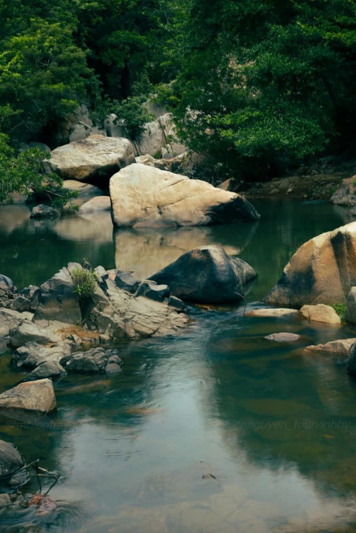 Suối Lồ Ồ sở hữu vẻ đẹp thơ mộng. Ảnh: Minh Hien Nguyen