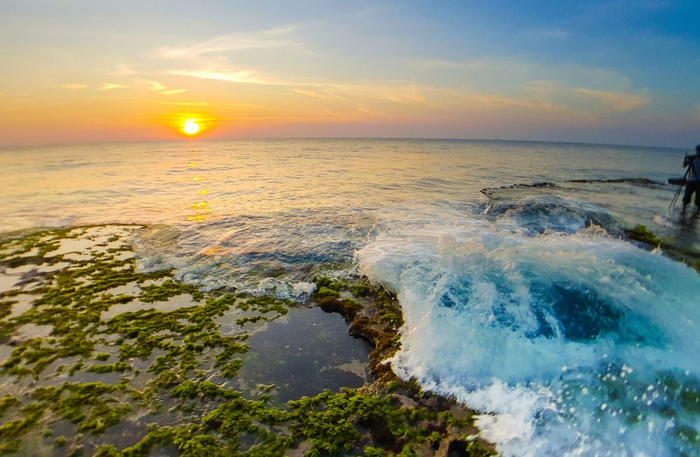 Hang Rái có bãi san hô hoá thạch. Ảnh: Sưu tầm