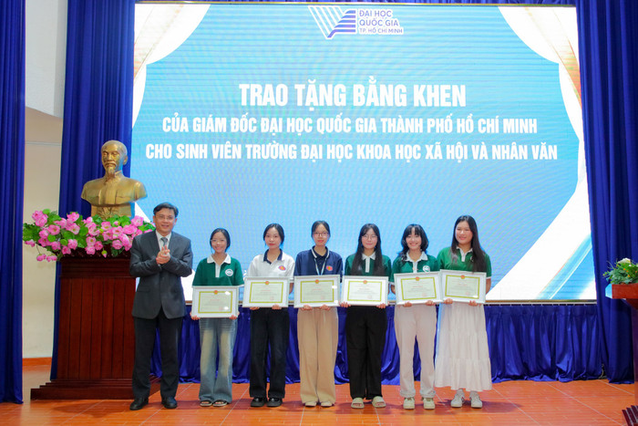 PGS.TS Nguyễn Minh Tâm trao bằng khen của Giám đốc ĐHQG-HCM cho các sinh viên.