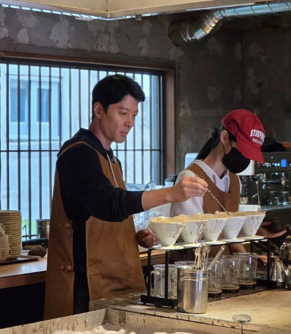 Lee Dong Gun làm pha chế tại quán cà phê.