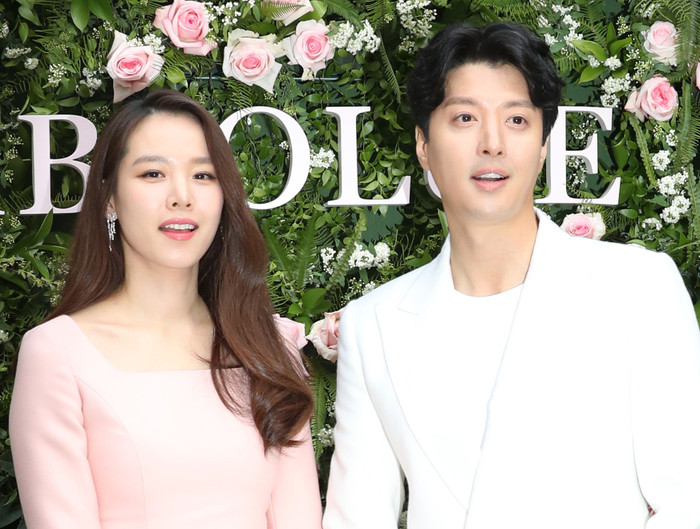 Lee Dong Gun kết hôn với Jo Yoon Hee vào năm 2017 và đã ly hôn sau 3 năm chung sống.