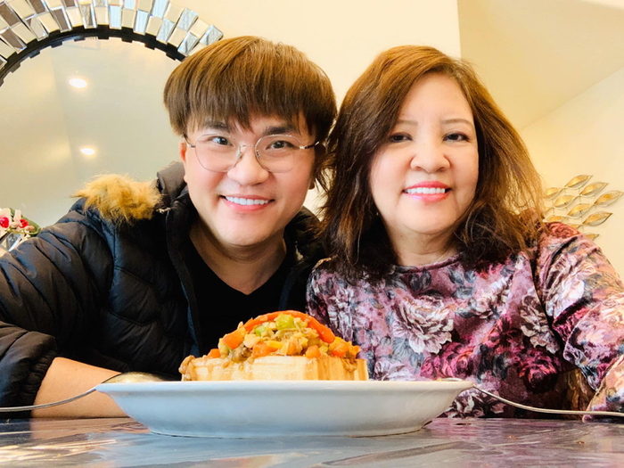 MC Đại Nghĩa và mẹ ruột. (Ảnh FBNV)