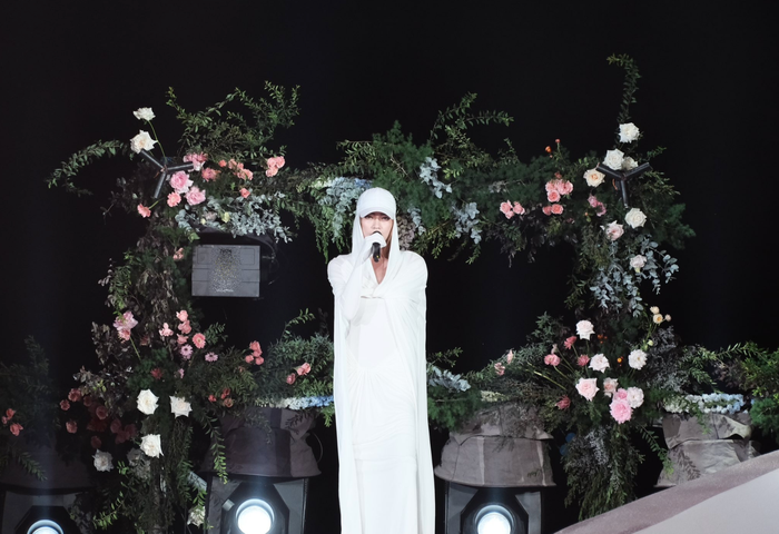 Showbiz 24h: Bộ trang phục kín đáo của Hồ Ngọc Hà khiến netizen vô cùng thích thú. Ảnh: Sưu tầm