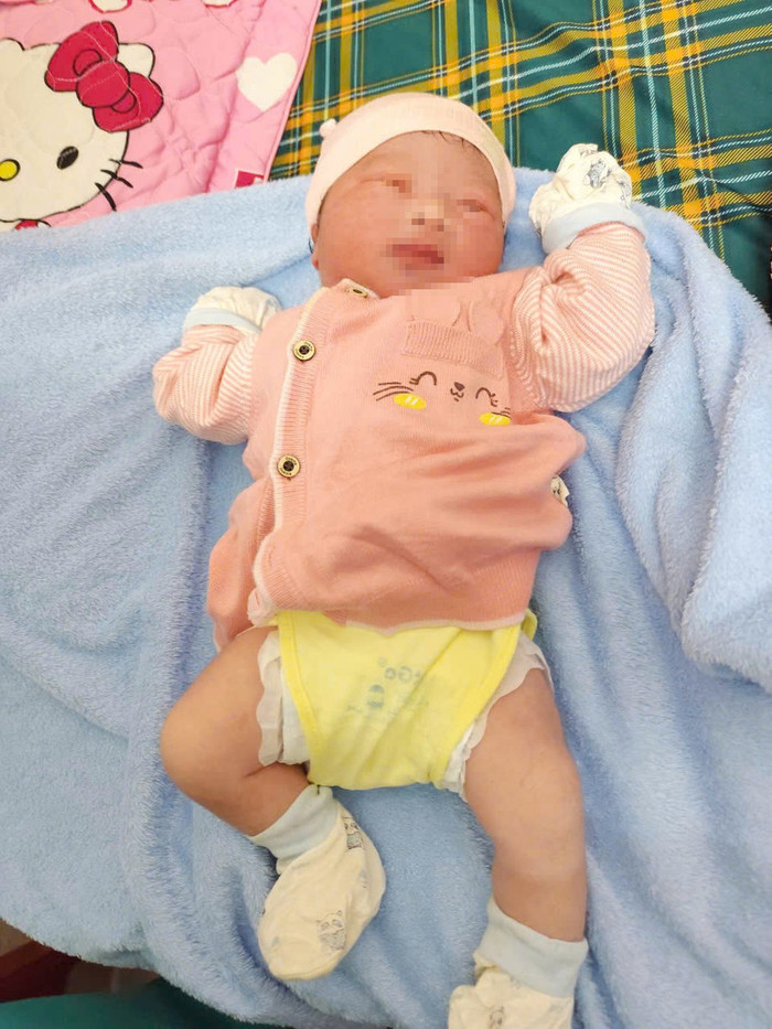 Bé gái sơ sinh nặng khoảng 4kg, sức khoẻ hiện tại ổn định. Ảnh: báo Gia Lai