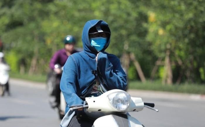 Dự báo thời tiết Hà Nội ngày 8/5: Người dân cần che chắn cẩn thận khi ra ngoài đường. Ảnh: Sưu tầm
