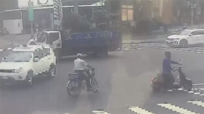 170 triệu tiền mặt rơi giữa ngã tư, hành động của người dân gây bất ngờ Ảnh 1