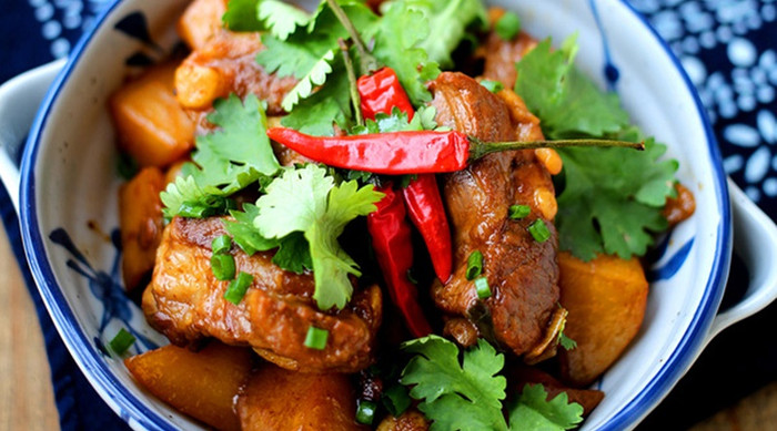 Rau thơm là thành phần quen thuộc, gần như không thể thiếu trong nhiều món ăn truyền thống của ẩm thực Việt. (Ảnh minh họa)